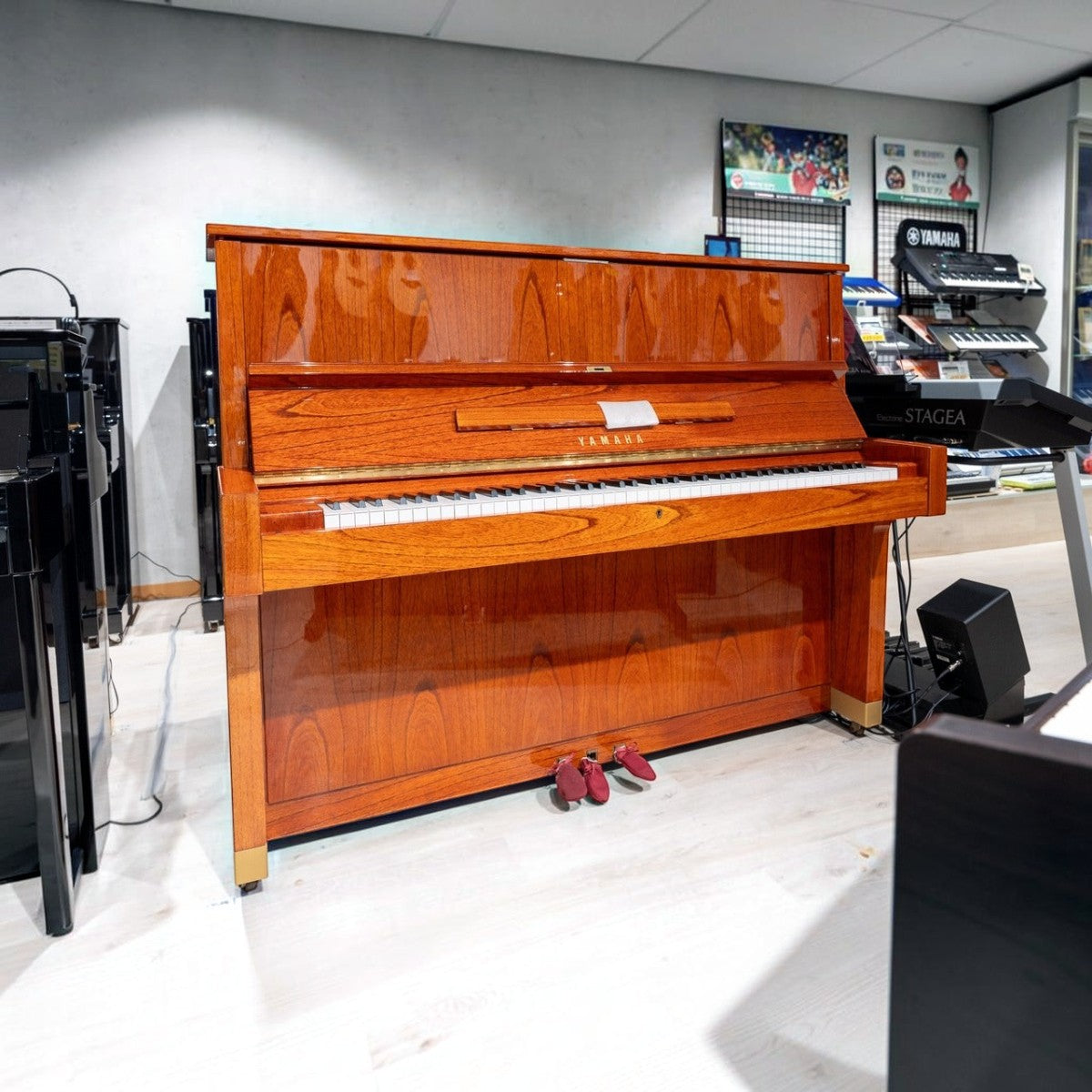 Đàn piano cơ Yamaha W104 cũ tại TÂN NHẠC CỤ với lớp vỏ vân gỗ tự nhiên sang trọng, kiểu dáng cổ điển và âm thanh ấm áp.