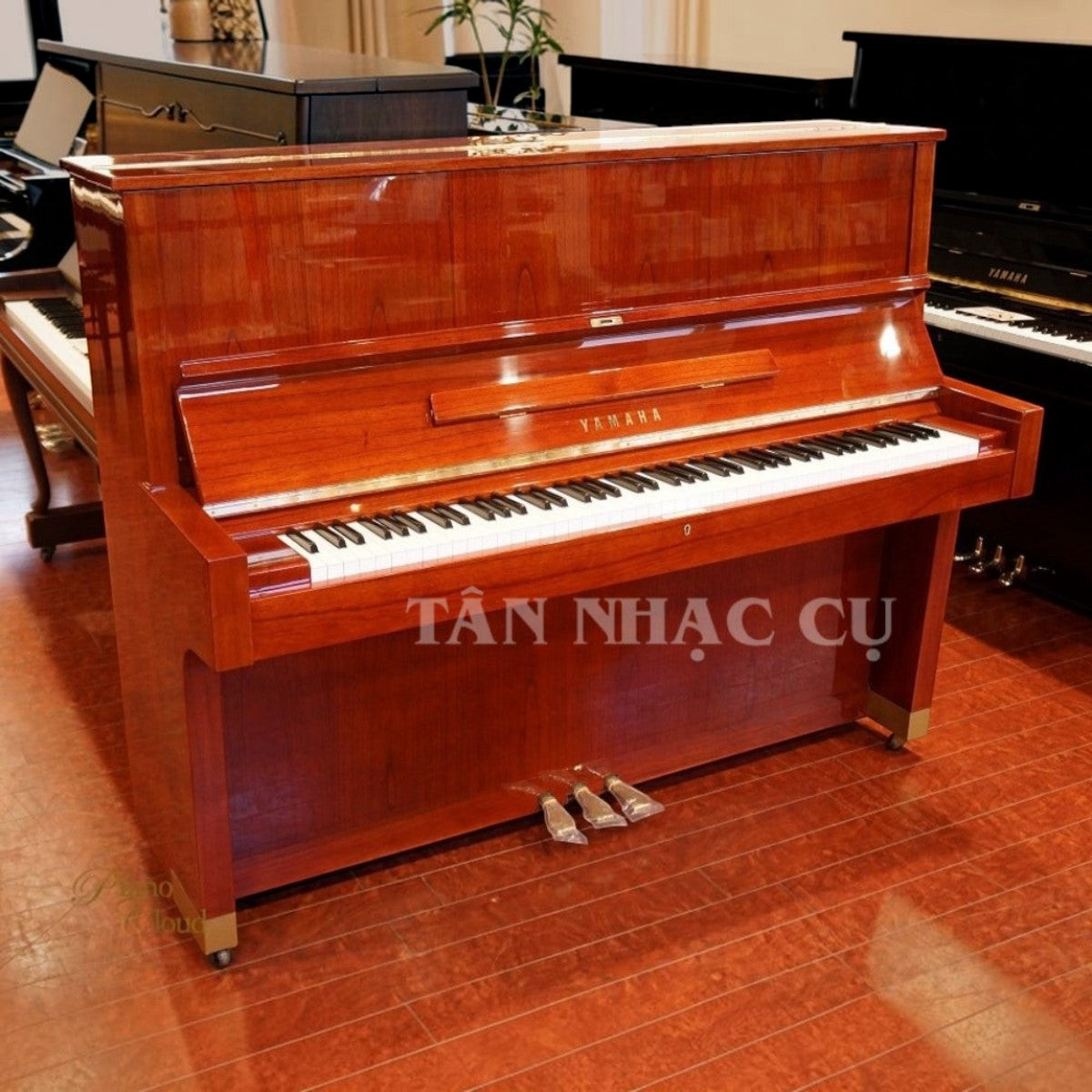 Đàn piano cơ Yamaha W104 cũ với lớp vỏ vân gỗ tự nhiên sang trọng, kiểu dáng cổ điển tại Tân Nhạc Cụ