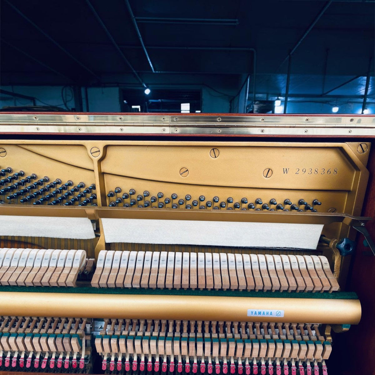 Khung gang và bộ máy bên trong đàn piano cơ Yamaha W104 tại TÂN NHẠC CỤ với số serial rõ nét