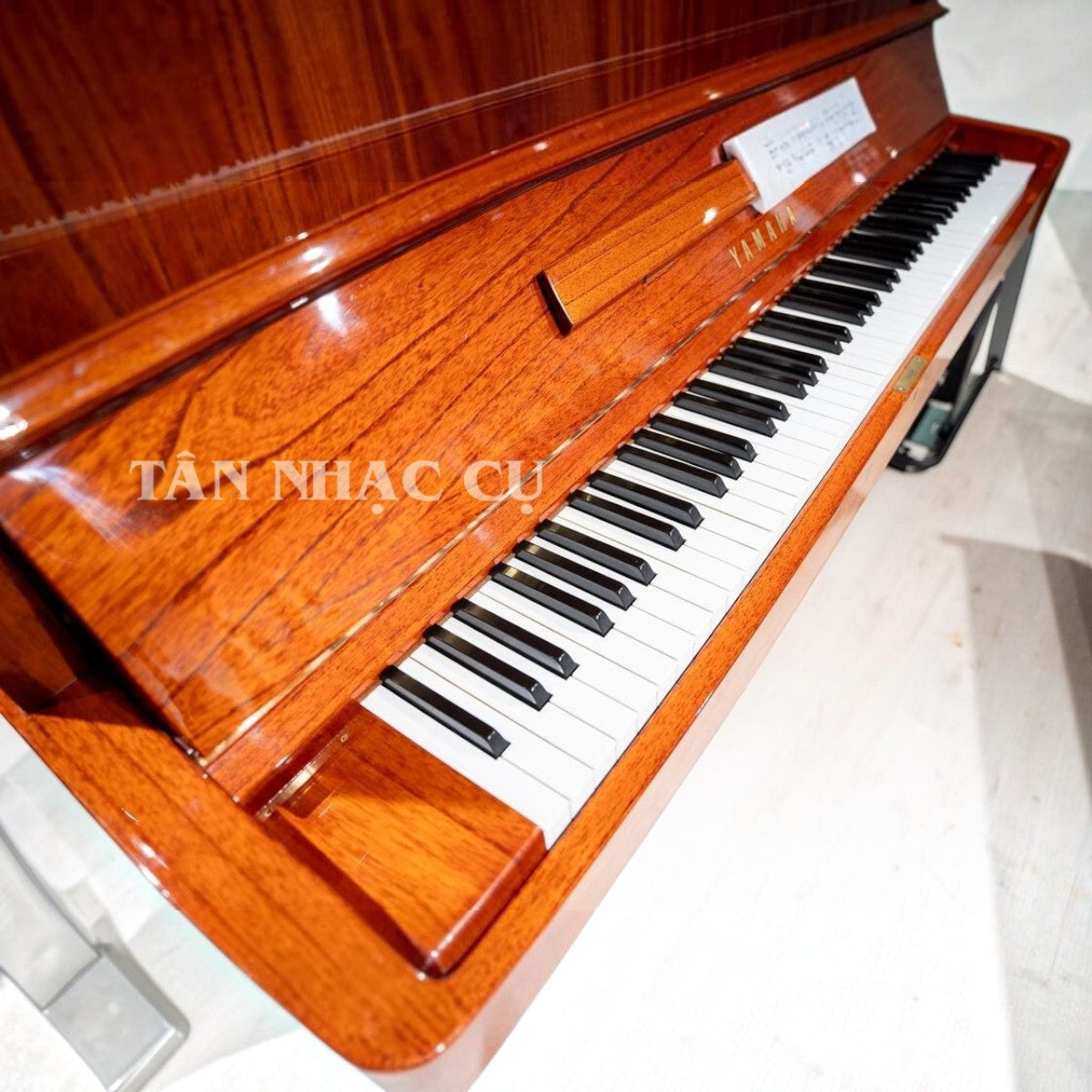 Đàn piano cơ Yamaha W104 cũ tại TÂN NHẠC CỤ với lớp vỏ vân gỗ tự nhiên sang trọng và bàn phím 88 phím cổ điển