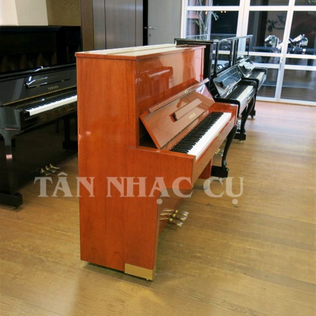 Đàn piano cơ Yamaha W104 vân gỗ tự nhiên sang trọng tại Tân Nhạc Cụ, kiểu dáng upright cổ điển