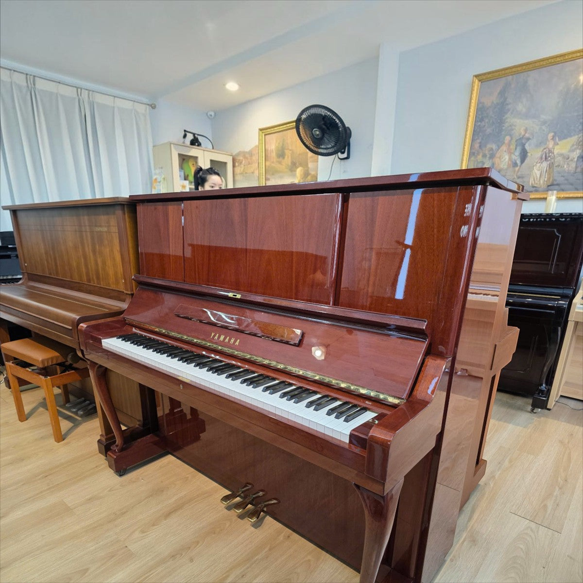 Đàn piano cơ Yamaha W106B tại TÂN NHẠC CỤ với lớp vỏ gỗ óc chó bóng sang trọng và thiết kế cổ điển tinh tế
