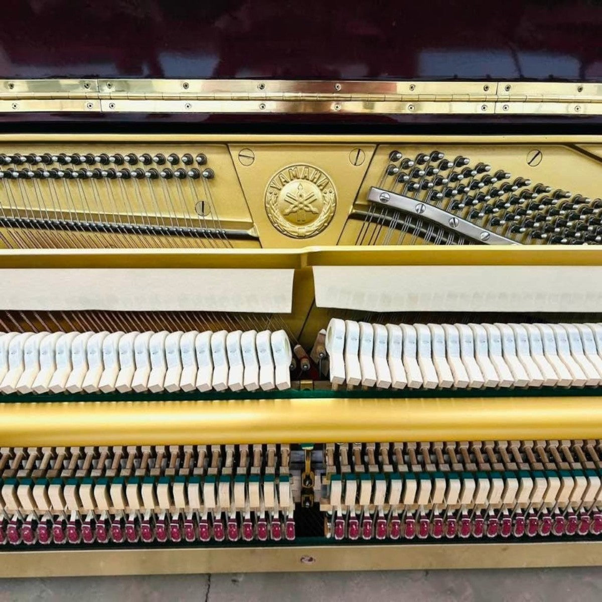 Bộ máy và khung gang bên trong đàn piano cơ Yamaha W108B tại TÂN NHẠC CỤ với búa đàn và dây đàn sắc nét