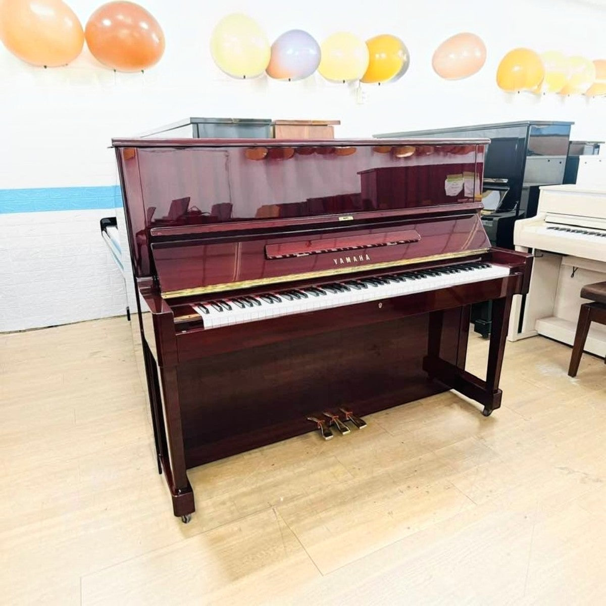 Đàn piano cơ Yamaha W108B cũ màu nâu gỗ sẫm với thiết kế cổ điển châu Âu tại TÂN NHẠC CỤ