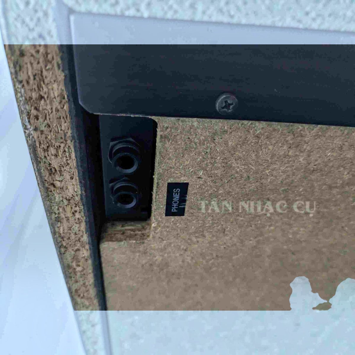 Cổng cắm tai nghe trên đàn piano điện Yamaha YDP-121 tại TÂN NHẠC CỤ