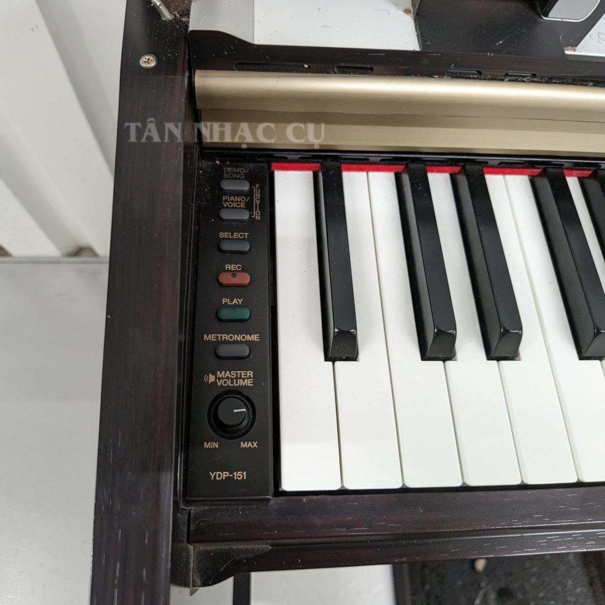 Bảng điều khiển và bàn phím đàn piano điện TÂN NHẠC CỤ Yamaha YDP-151 màu gỗ nâu với các nút chức năng chi tiết