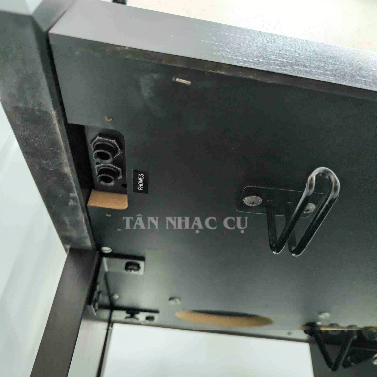 Cổng kết nối tai nghe và móc treo tai nghe dưới thân đàn piano điện Yamaha YDP-151 tại TÂN NHẠC CỤ