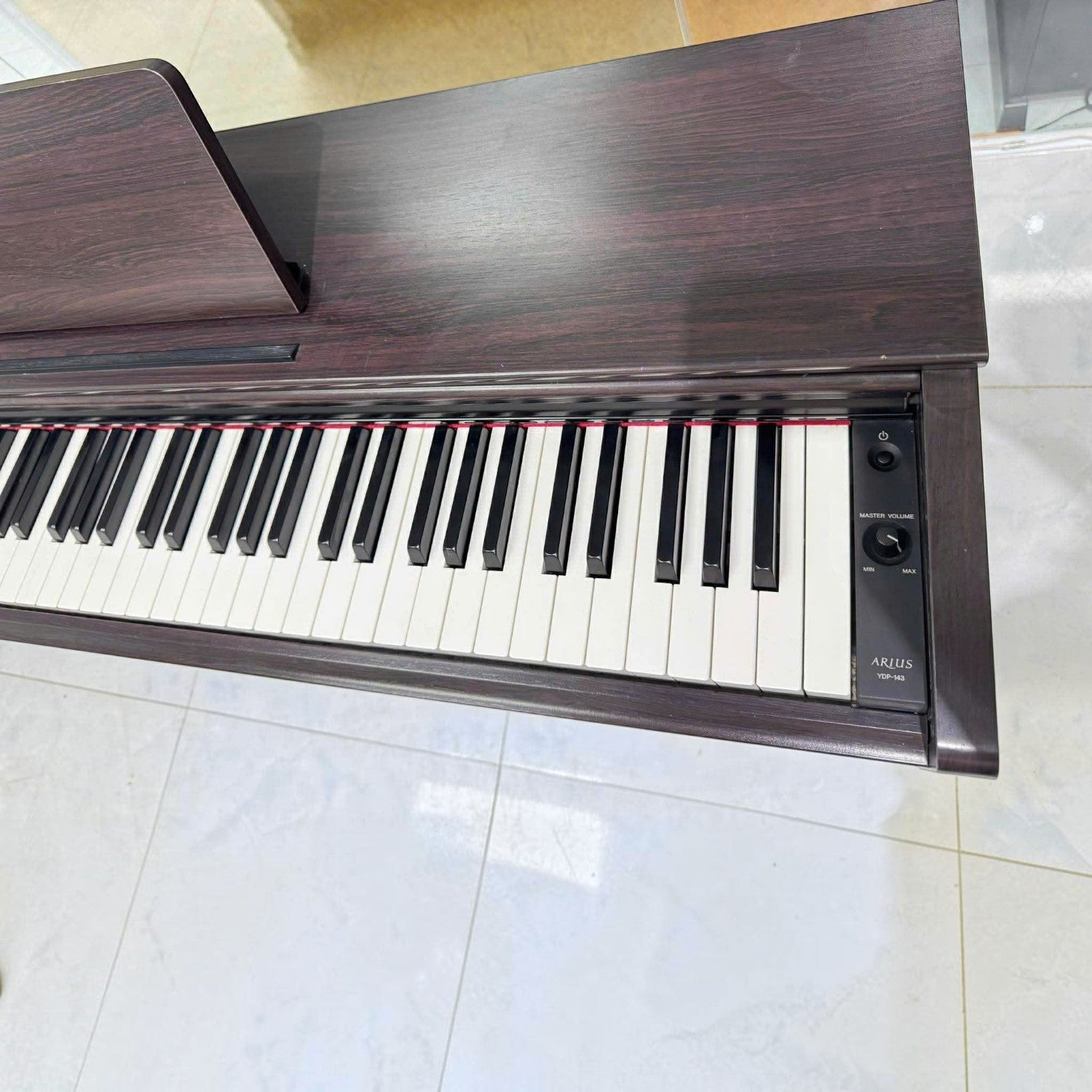 Đàn piano điện TÂN NHẠC CỤ Yamaha YDP-163 màu nâu gỗ với bàn phím GH3 ba cảm biến và mặt phím ngà nhân tạo.