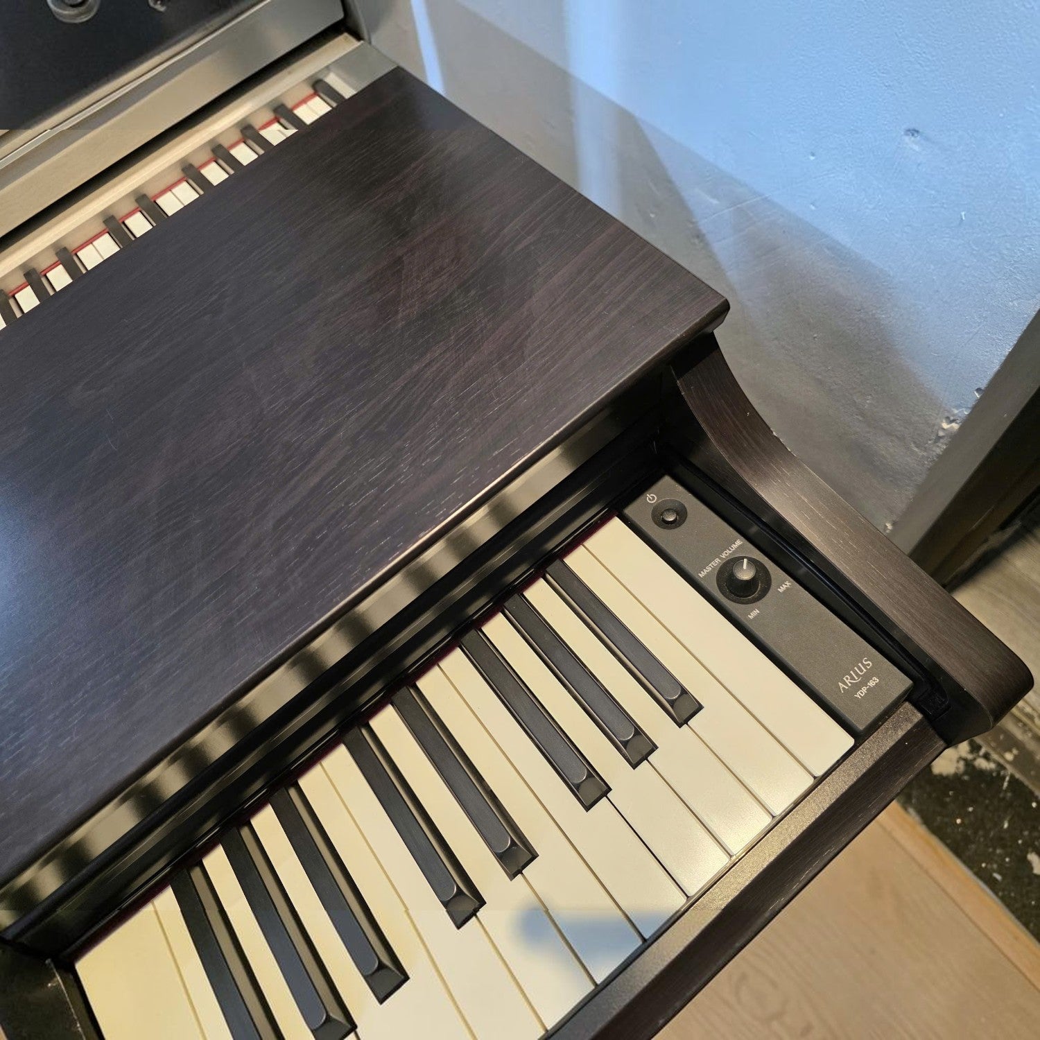 Đàn piano điện TÂN NHẠC CỤ Yamaha YDP-163 màu nâu gỗ với bàn phím GH3 và bảng điều khiển phía trên