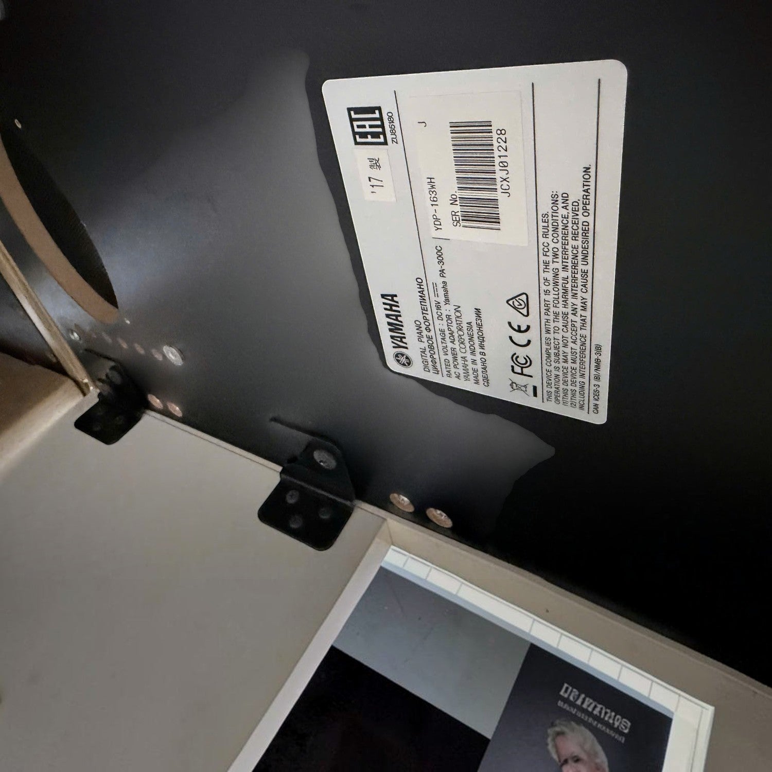 Tem thông số kỹ thuật phía dưới đàn piano điện TÂN NHẠC CỤ Yamaha YDP-163, hiển thị số seri và thông tin sản xuất