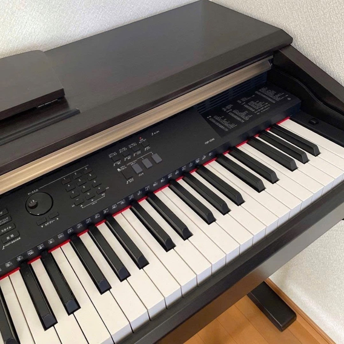 Đàn piano điện Yamaha YDP-V240 màu gỗ hồng sắc đậm với bàn phím GHS tại TÂN NHẠC CỤ