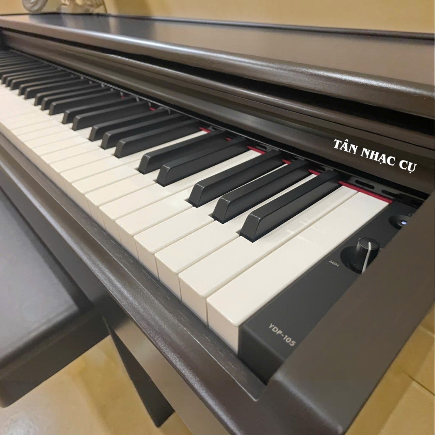 Đàn piano điện Yamaha YDP-105 màu đen tại TÂN NHẠC CỤ với bàn phím búa GHS 88 phím và thiết kế dáng tủ đứng sang trọng
