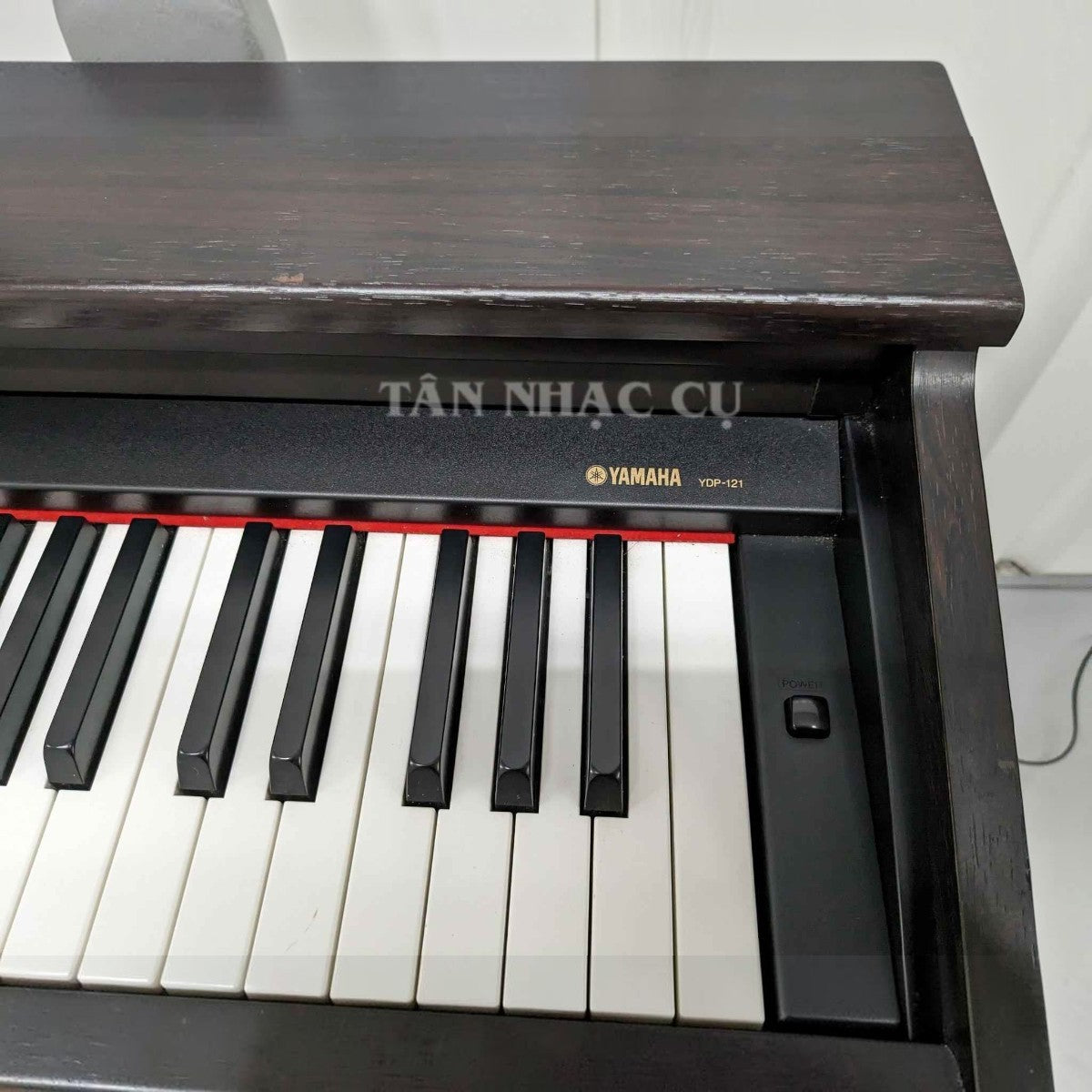Đàn piano điện TÂN NHẠC CỤ Yamaha YDP-121 màu nâu gỗ với bàn phím búa weighted hammer-type chuyên dụng