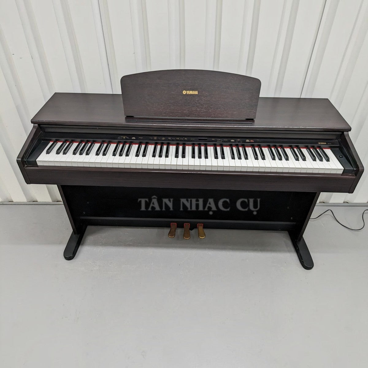 Đàn piano điện TÂN NHẠC CỤ Yamaha YDP-121 màu nâu gỗ dáng tủ với 88 phím búa weighted và 3 bàn đạp