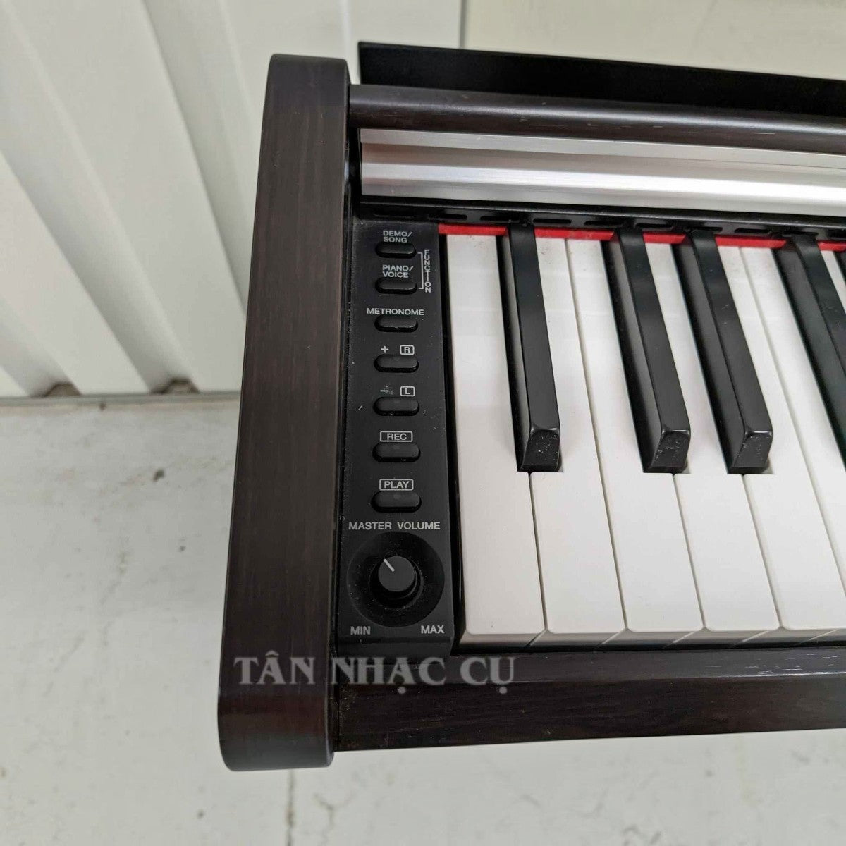 Bảng điều khiển và bàn phím 88 phím của đàn piano điện TÂN NHẠC CỤ Yamaha YDP141 màu gỗ tối