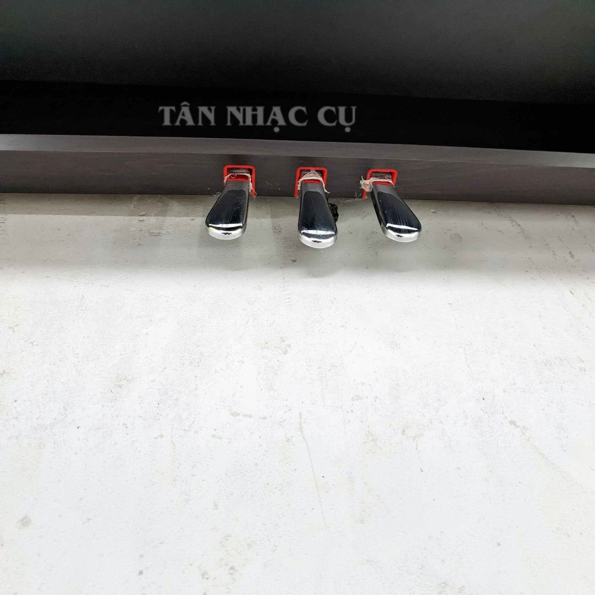 Bộ ba bàn đạp kim loại sáng bóng của đàn piano điện TÂN NHẠC CỤ Yamaha YDP141