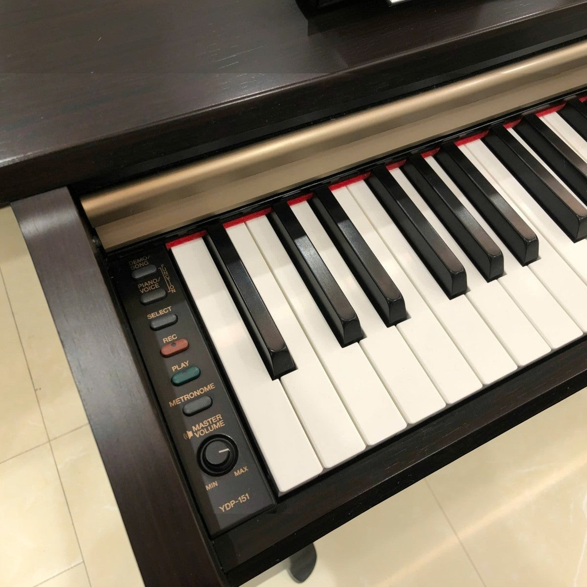 Bảng điều khiển và bàn phím búa GH của đàn piano điện TÂN NHẠC CỤ Yamaha YDP-151 màu gỗ nâu