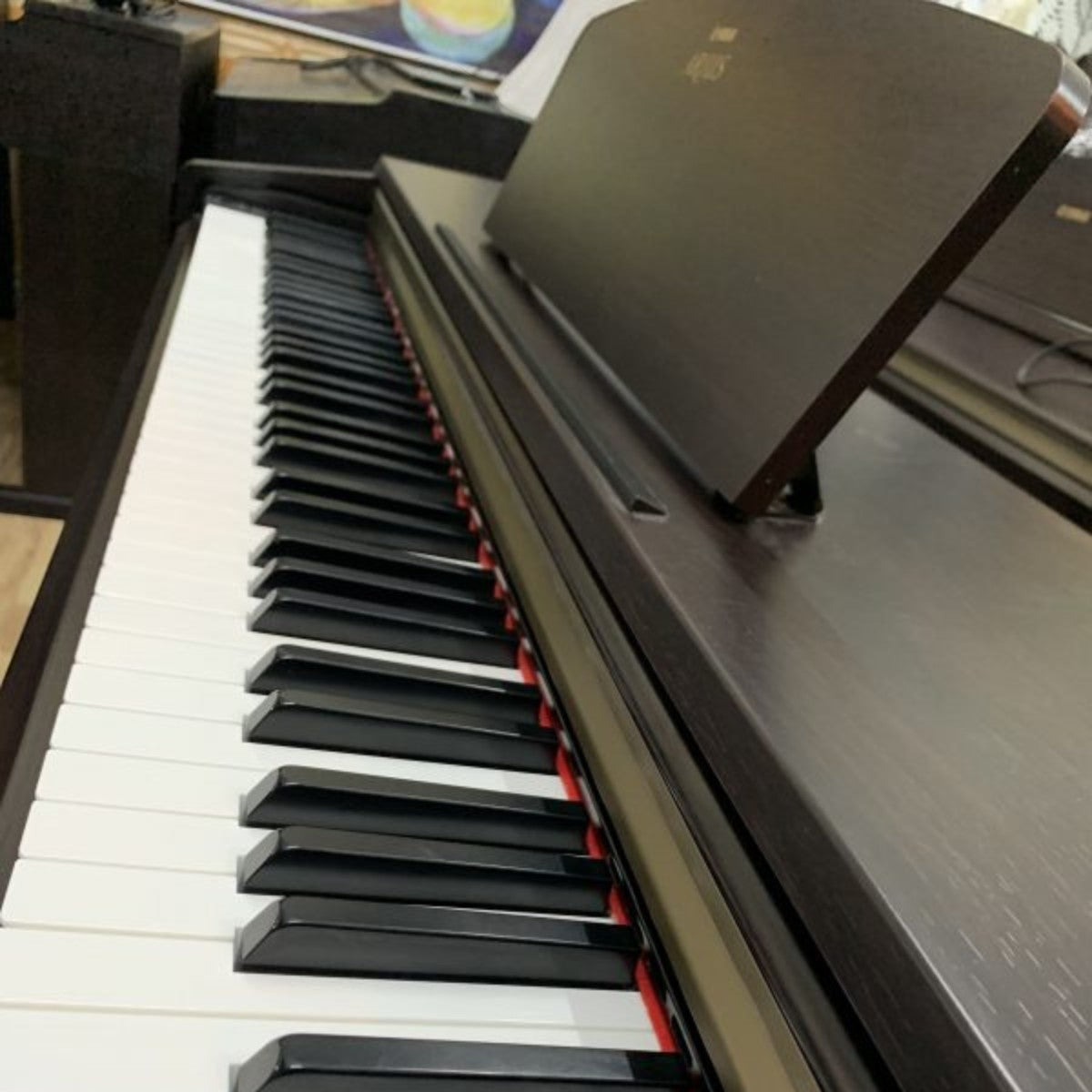 Đàn piano điện Yamaha YDP161 màu đen sang trọng tại Tân Nhạc Cụ với bàn phím búa đàn GH chân thực