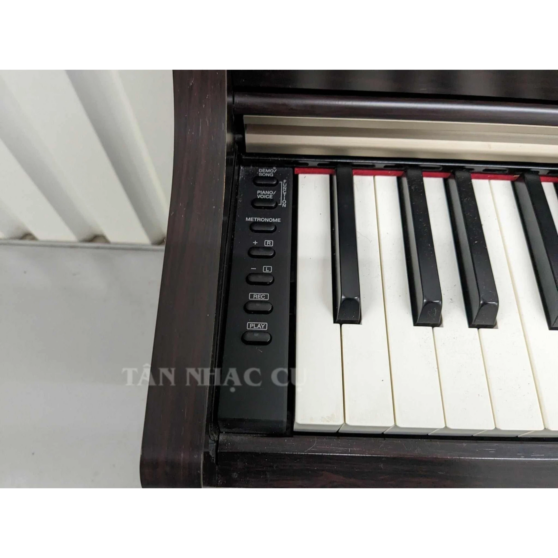 Bảng điều khiển bên trái của đàn piano điện TÂN NHẠC CỤ Yamaha YDP-162 với các phím chức năng ghi âm và metronome