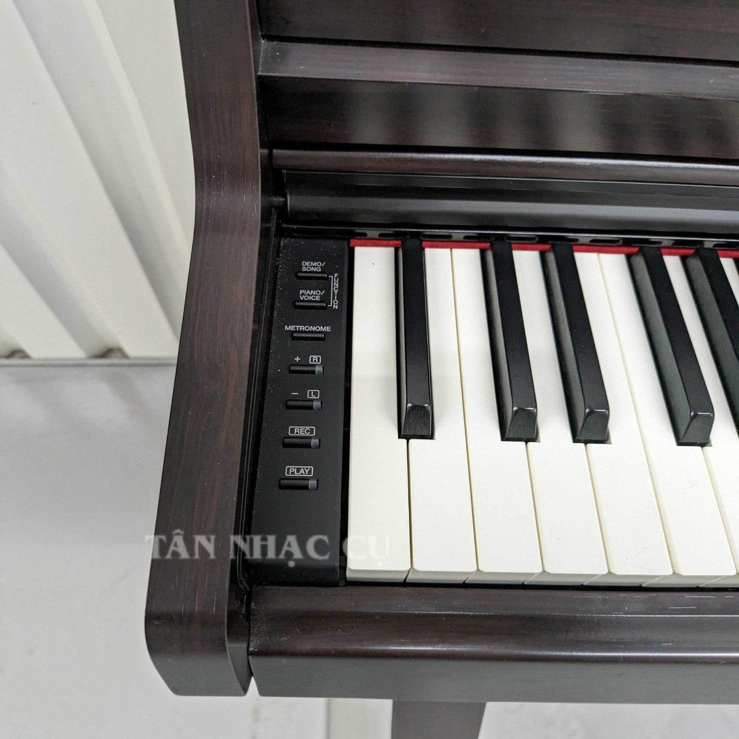 Bàn phím GH3 và bảng điều khiển của đàn piano điện TÂN NHẠC CỤ Yamaha YDP164 màu gỗ tối