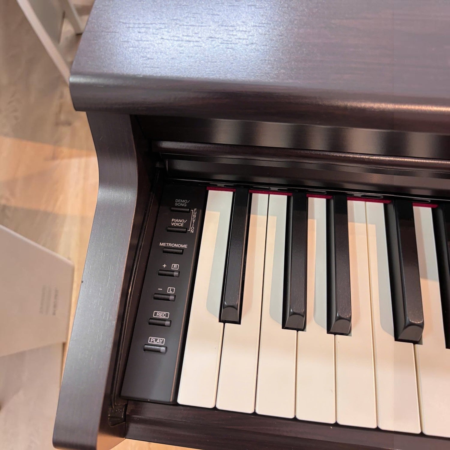 Bàn phím GH3 và bảng điều khiển của đàn piano điện TÂN NHẠC CỤ Yamaha YDP164 màu gỗ tối sang trọng