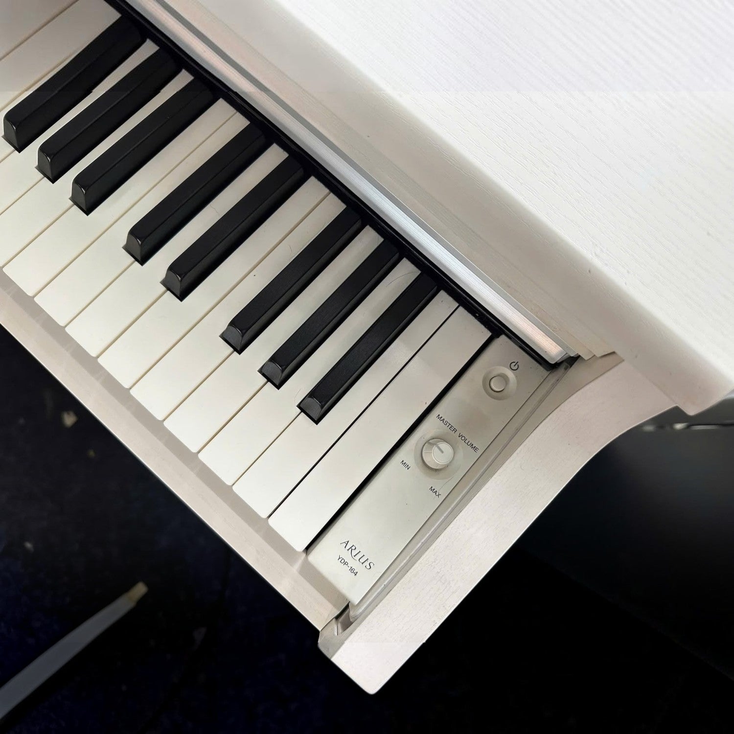 Bàn phím đàn piano điện TÂN NHẠC CỤ Yamaha YDP164 màu trắng với hệ phím GH3 và bảng điều khiển âm lượng