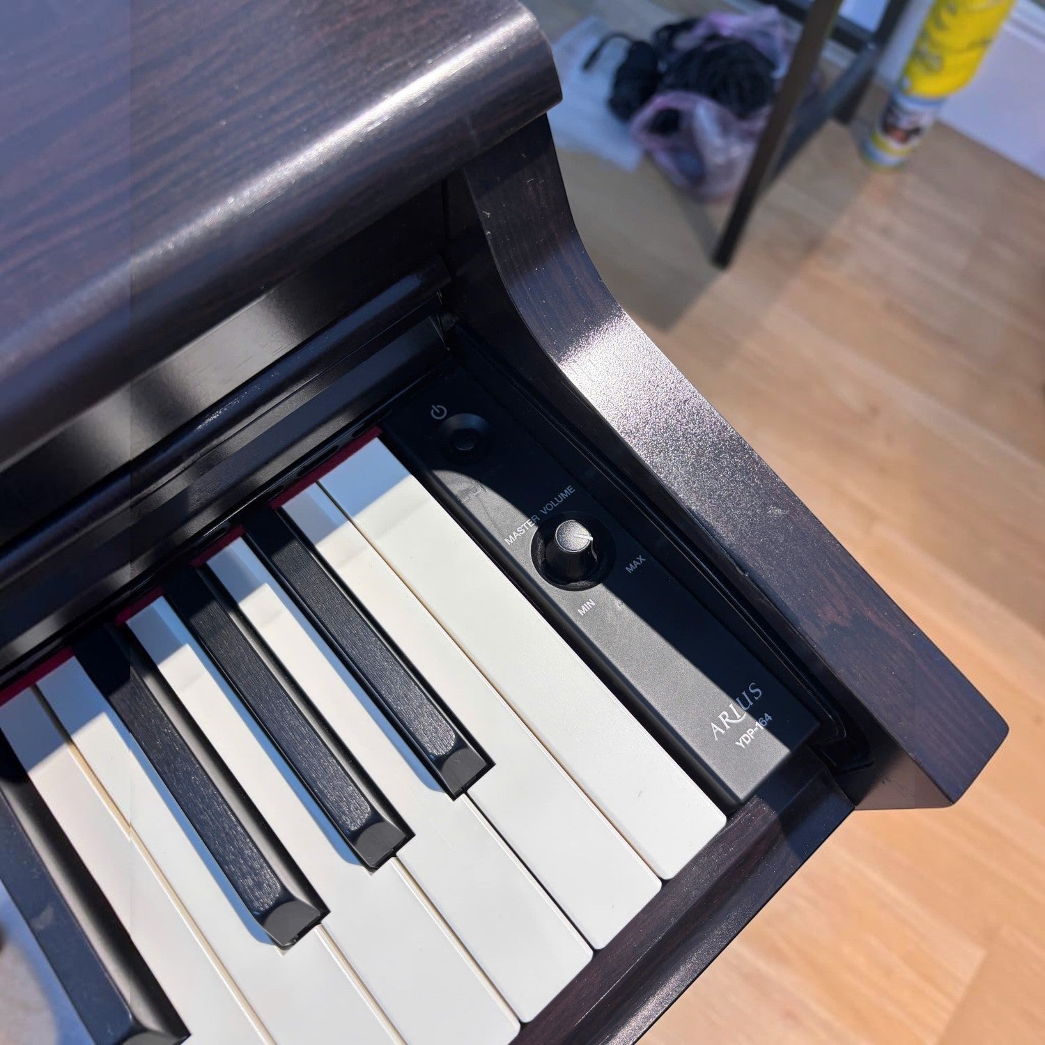 Bảng điều khiển và phím đàn piano điện TÂN NHẠC CỤ Yamaha YDP164 màu gỗ tối với núm xoay âm lượng