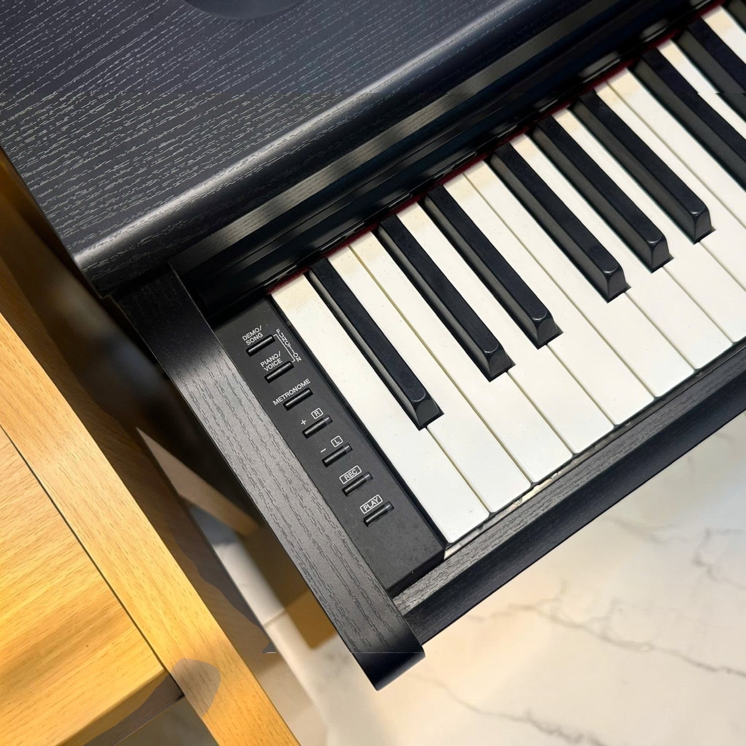 Đàn piano điện TÂN NHẠC CỤ Yamaha YDP164 màu đen với bàn phím GH3 và bảng điều khiển chức năng bên trái