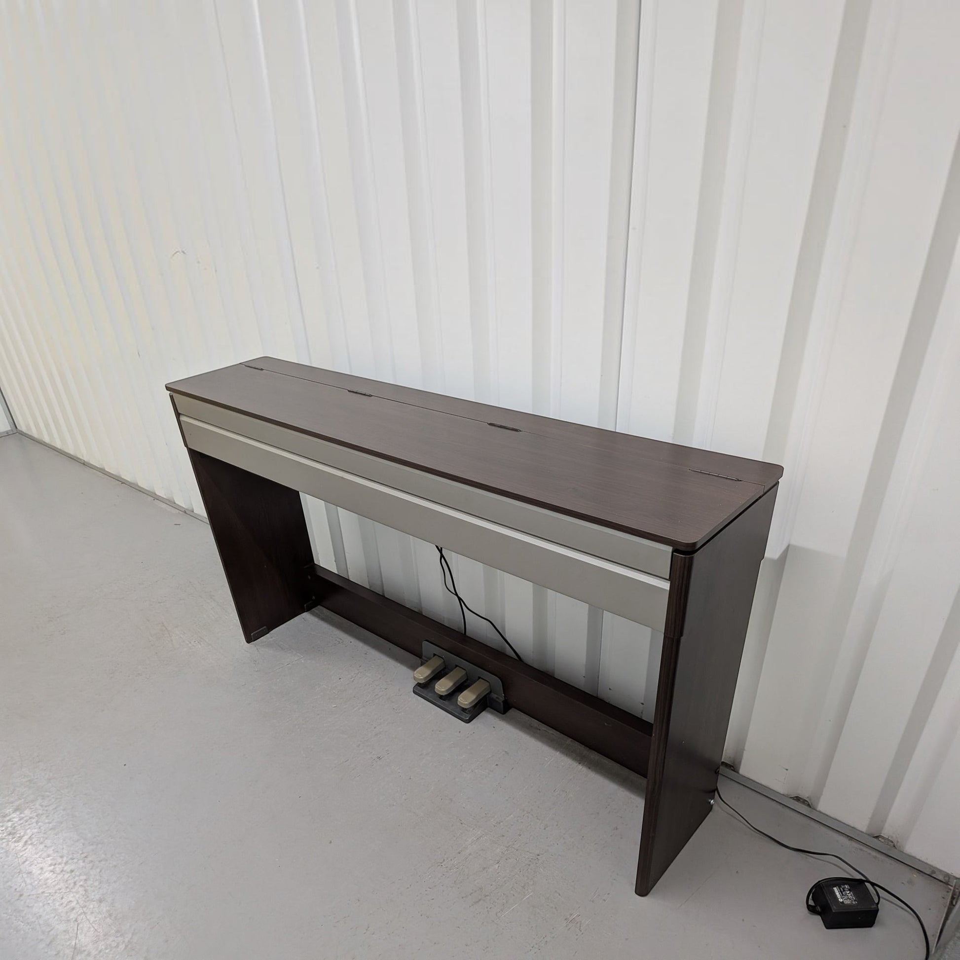 Đàn piano điện Yamaha YDPS30 dáng mỏng màu gỗ tối tại TÂN NHẠC CỤ, thiết kế nắp gập phẳng tinh tế