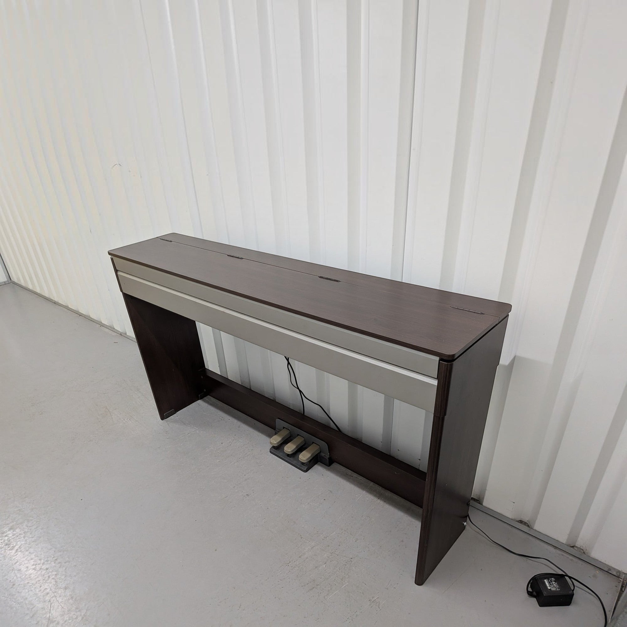 Đàn piano điện Yamaha YDPS30 dáng mỏng màu gỗ tối tại TÂN NHẠC CỤ, thiết kế nắp gập phẳng tinh tế