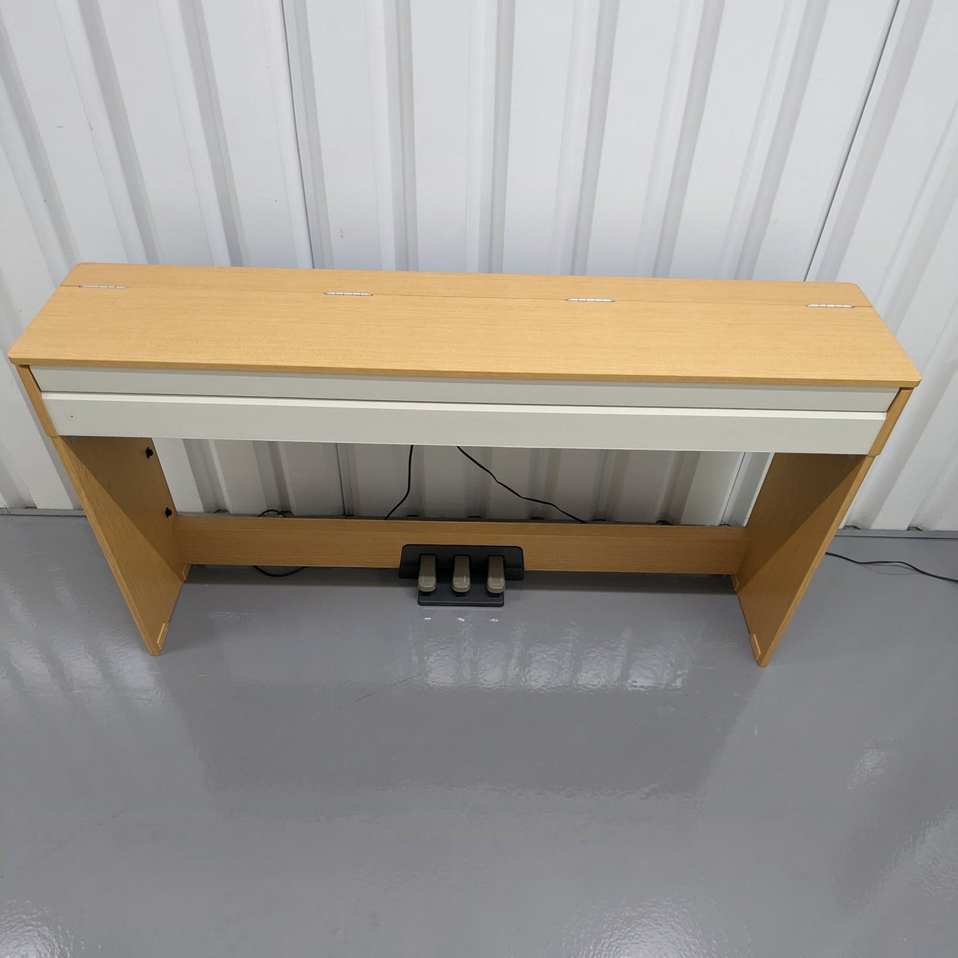 Đàn piano điện TÂN NHẠC CỤ Yamaha YDPS30 màu gỗ sáng với thiết kế dáng mỏng, nắp đậy phẳng và 3 pedal