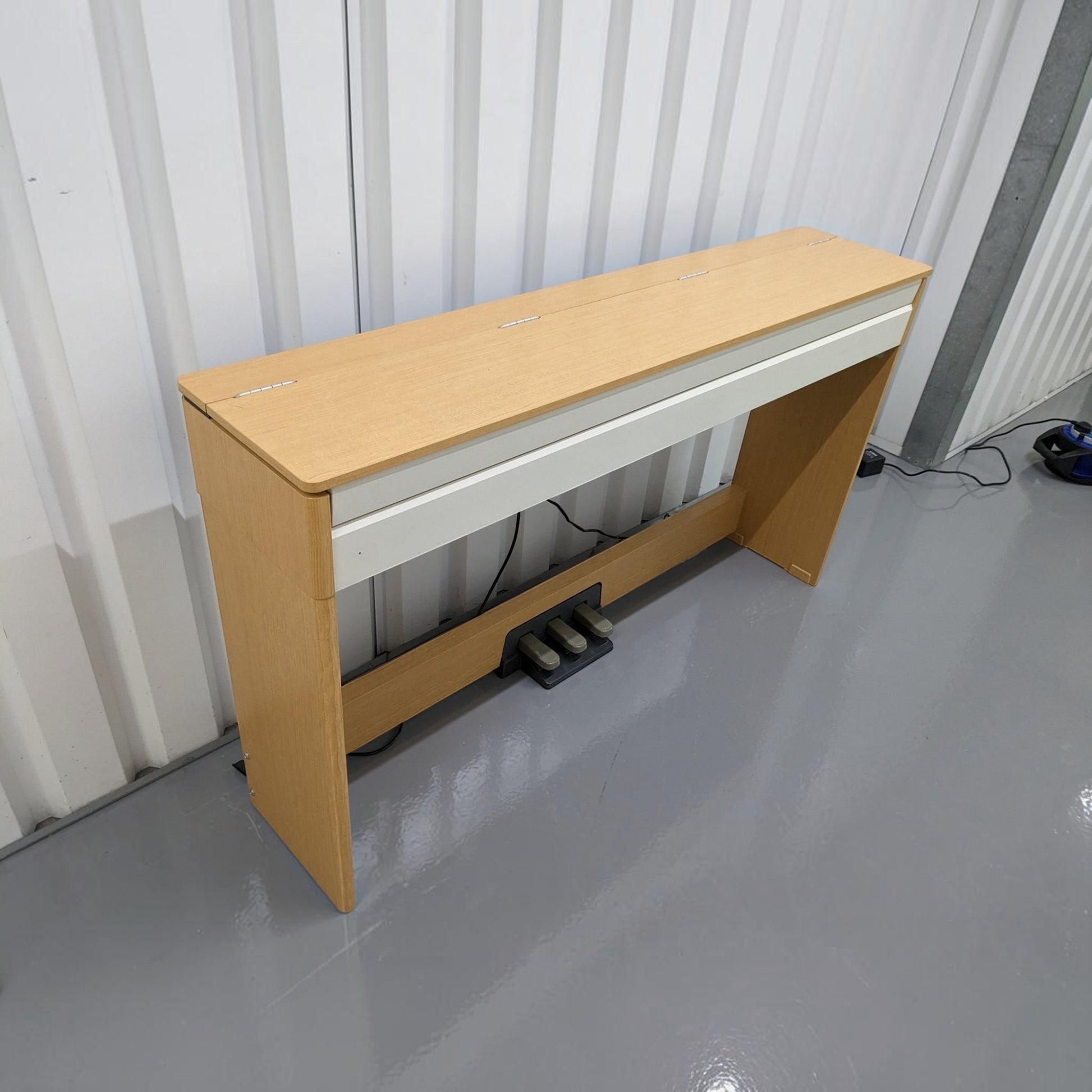 Đàn piano điện TÂN NHẠC CỤ Yamaha YDPS30 dáng mỏng màu gỗ sáng với nắp đậy phẳng tiện dụng