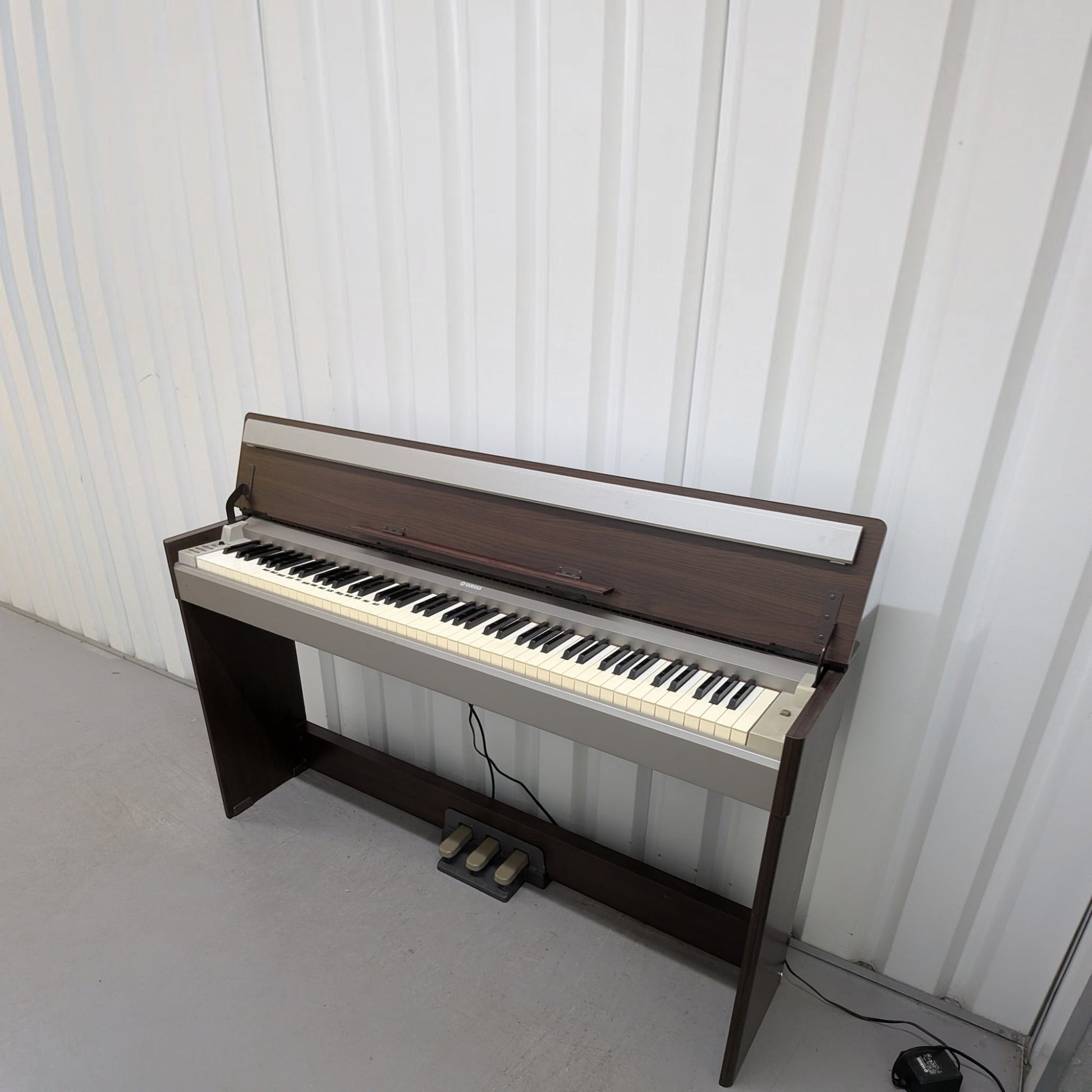 Đàn piano điện Yamaha YDPS30 màu gỗ tối thiết kế dáng mỏng thanh lịch tại TÂN NHẠC CỤ