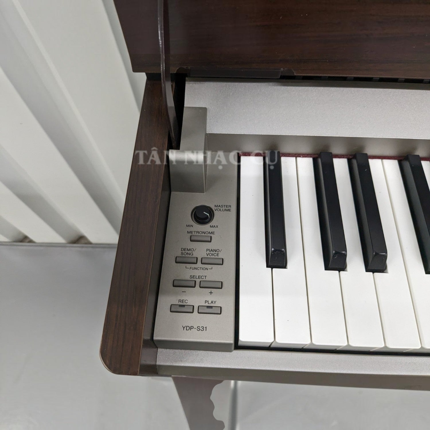 Bảng điều khiển và bàn phím đàn piano điện TÂN NHẠC CỤ Yamaha YDPS31 màu nâu gỗ sang trọng
