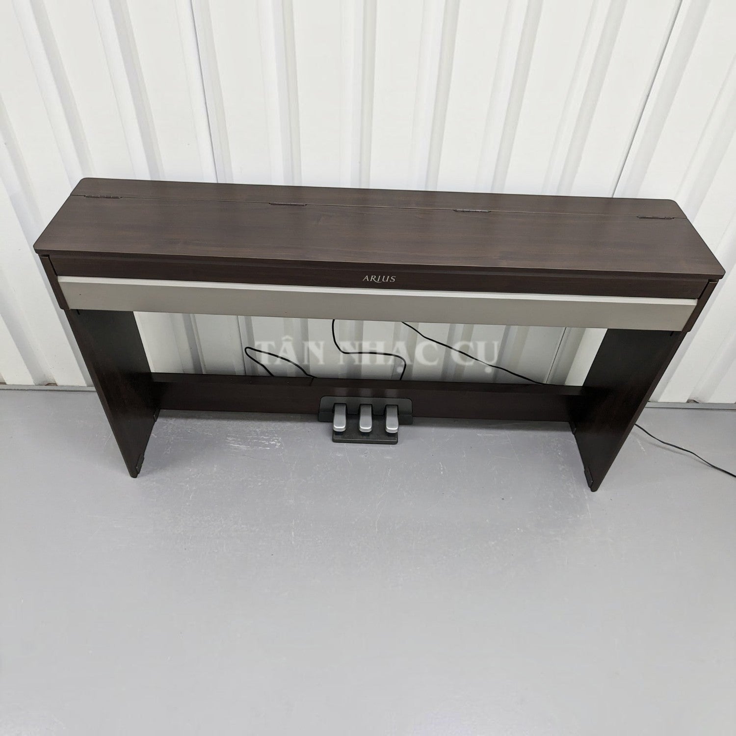 Đàn piano điện Yamaha YDPS31 dòng Arius dáng mỏng màu gỗ tối tại TÂN NHẠC CỤ với nắp đậy phẳng và 3 pedal
