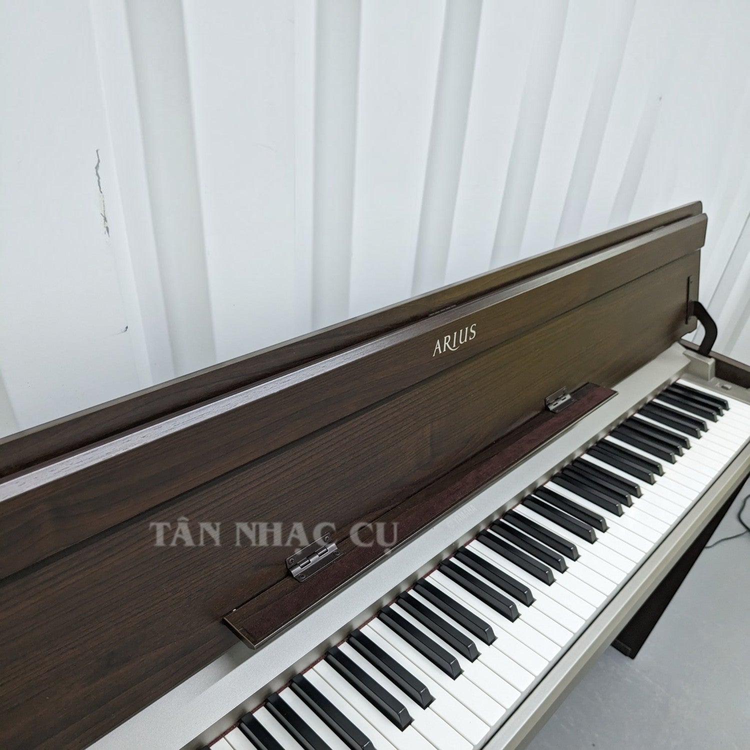 Đàn piano điện TÂN NHẠC CỤ Yamaha YDPS31 dáng mỏng màu gỗ tối với nắp đậy phím gập phẳng sang trọng