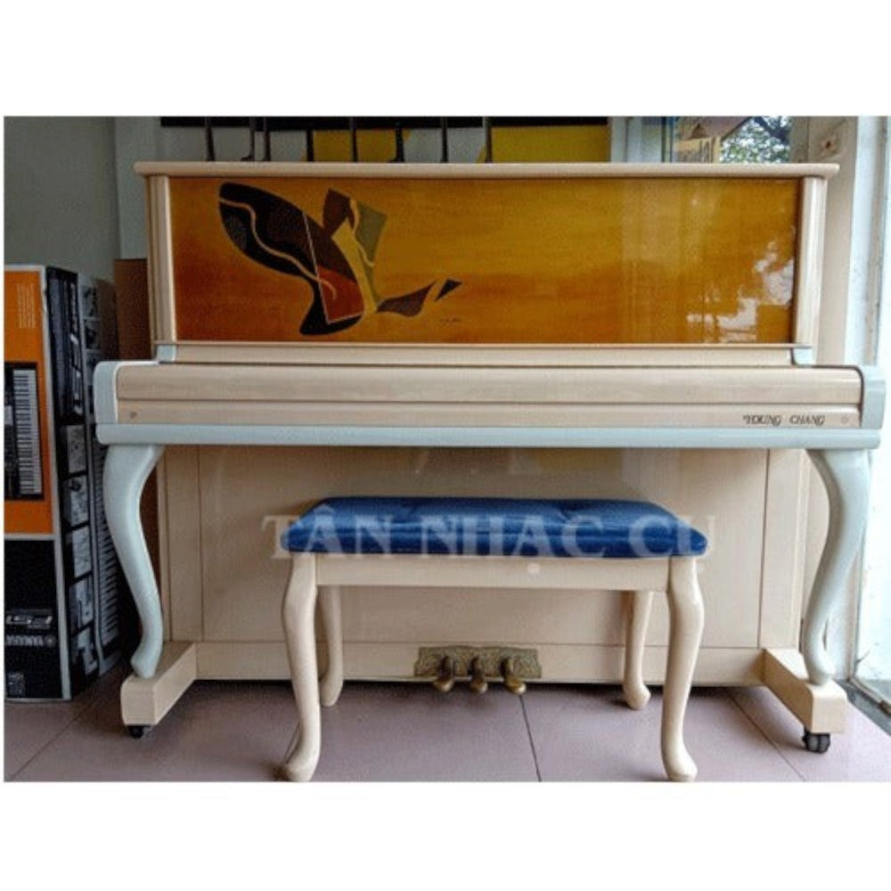 Đàn piano cơ TÂN NHẠC CỤ Young Chang U121 màu gỗ sáng với thiết kế chân cong cổ điển và ghế đàn bọc nệm xanh
