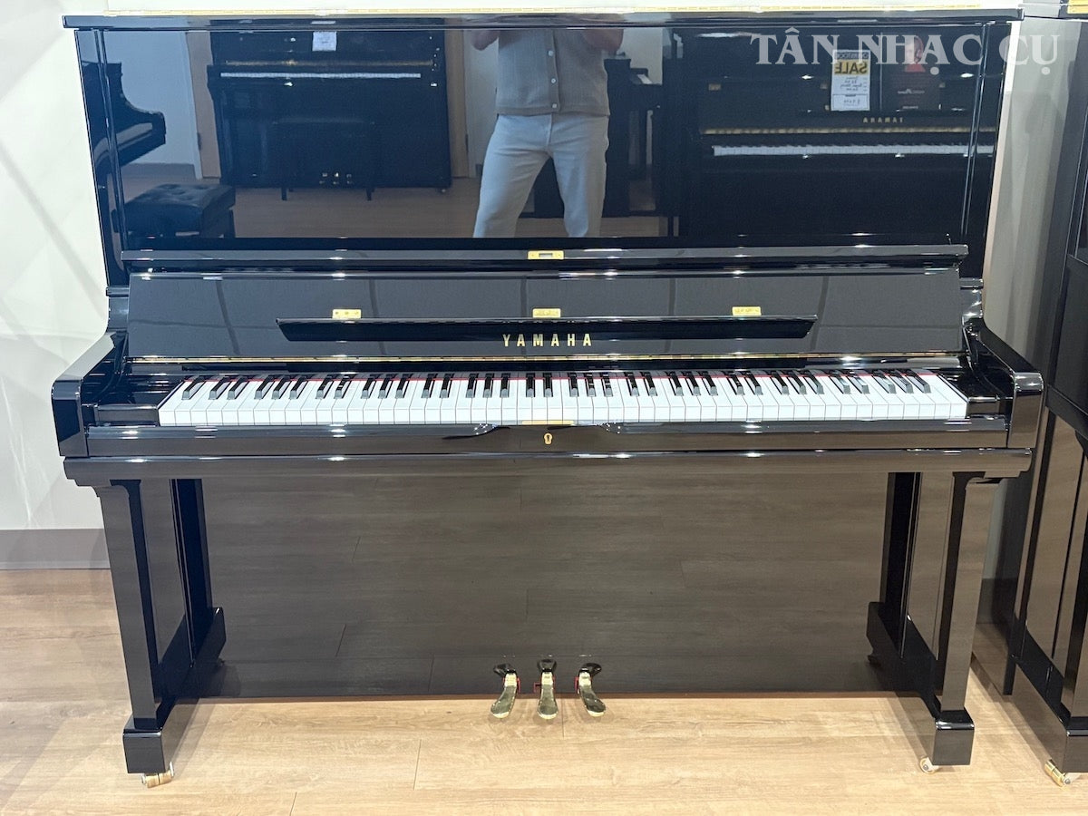 Toàn cảnh đàn piano YAMAHA YUS3 màu đen bóng trưng bày tại showroom, mở nắp tại Tân Nhạc Cụ