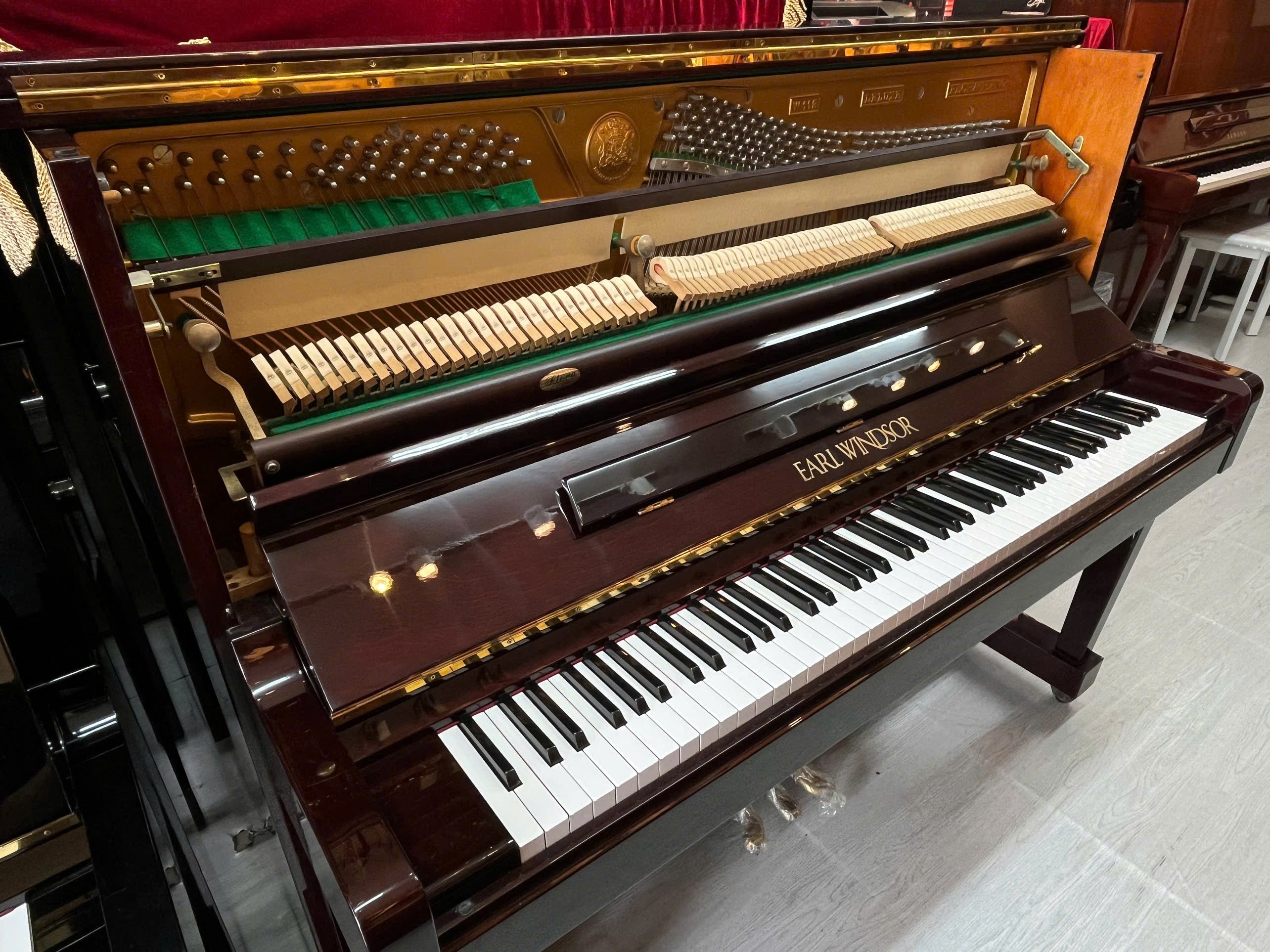 Đàn Piano Cơ Upright EARL WINDSOR - Made In Japan