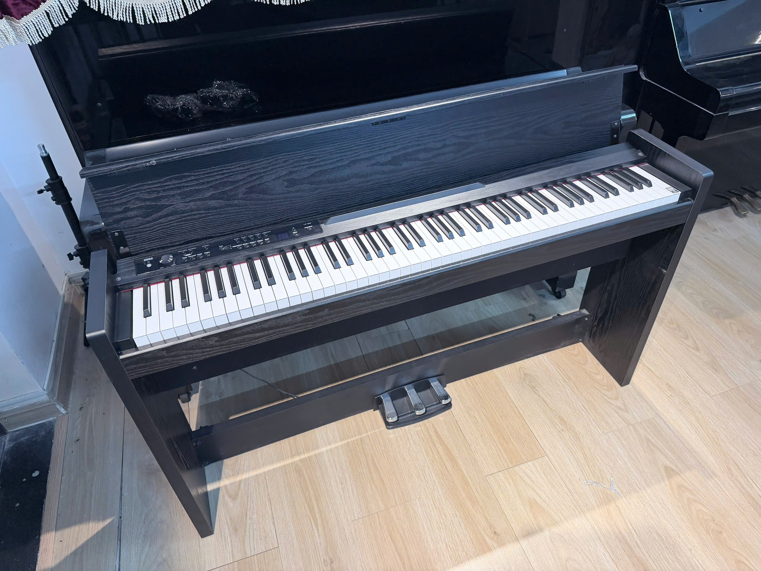 Đàn Piano Điện Korg LP380